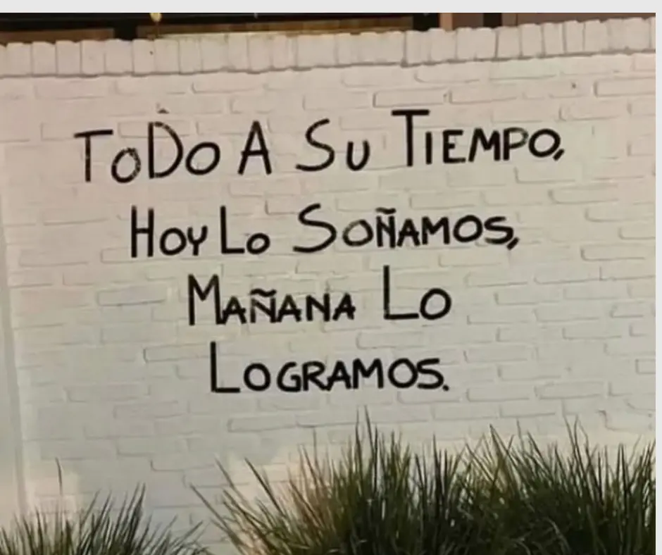 Imagen con mensaje motivador en mural