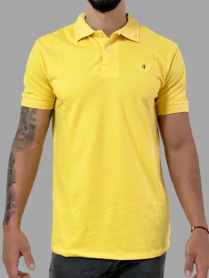 Fotografía de modelo con camiseta polo