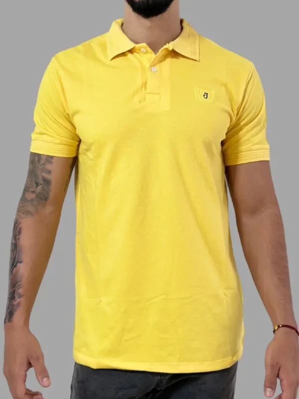 Fotografía de modelo con camiseta polo