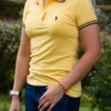 Fotografía de modelo con camiseta Amarilla Ref1