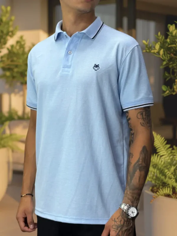 Fotografía de modelo con camiseta polo