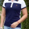 Fotografía de modelo con camiseta Azul Ocre MLE7