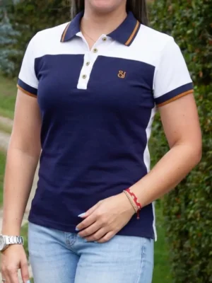 Fotografía de modelo con camiseta Azul Ocre MLE7