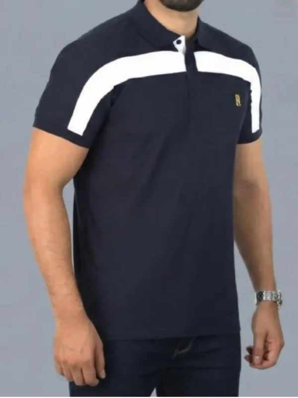 Fotografía de modelo con camiseta polo