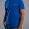 Fotografía de modelo con camiseta Azul Rey Tipo LaCoste