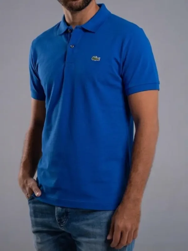 Fotografía de modelo con camiseta Azul Rey Tipo LaCoste
