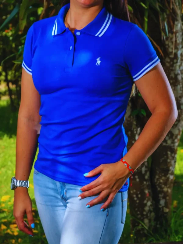 Fotografía de modelo con camiseta polo