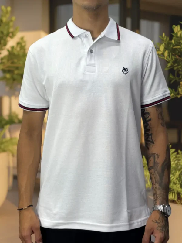 Fotografía de modelo con camiseta polo