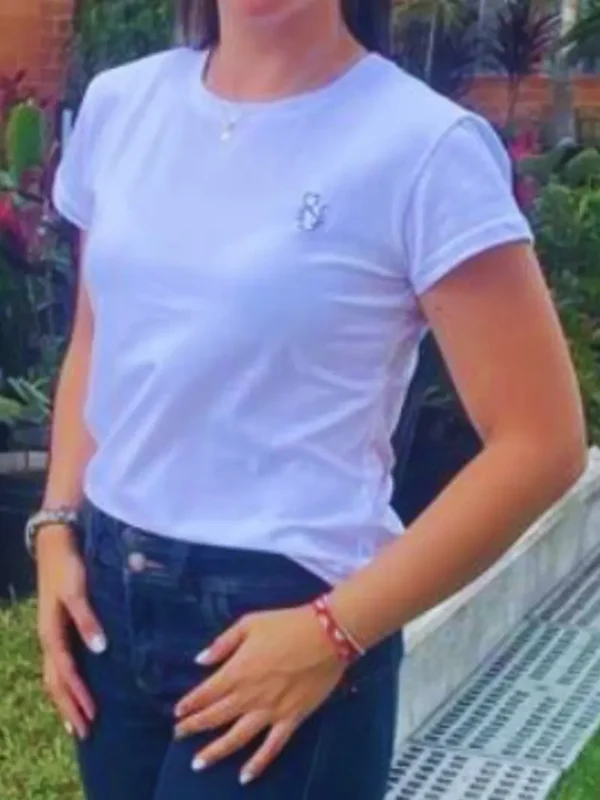 Imagen de modelo con camiseta blanca