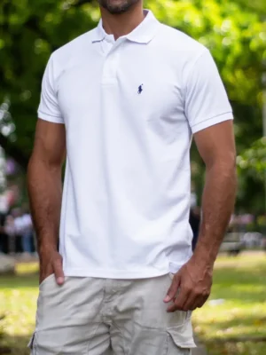 Blanco_RL Fotografía de modelo con camiseta polo Ralph Lauren