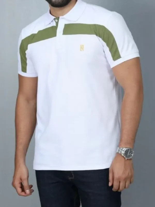 Fotografía de modelo con camiseta polo