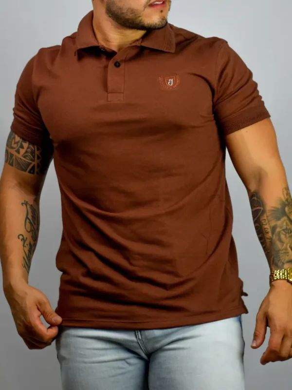 Fotografía de modelo con camiseta polo