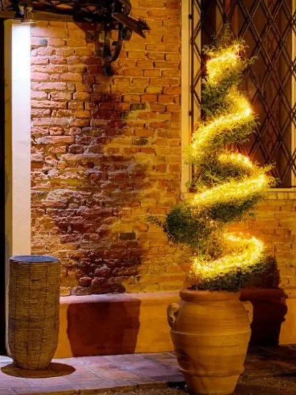 Fotografía de cascada alrededor árbol led cálida