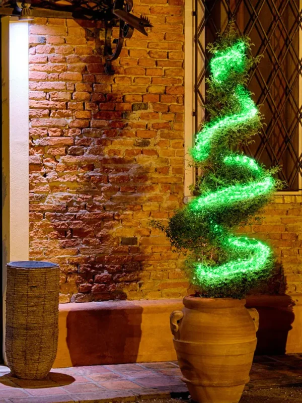 Fotografía de cascada alrededor árbol led verde