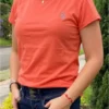 Fotografía de modelo con camiseta Coral MLE4