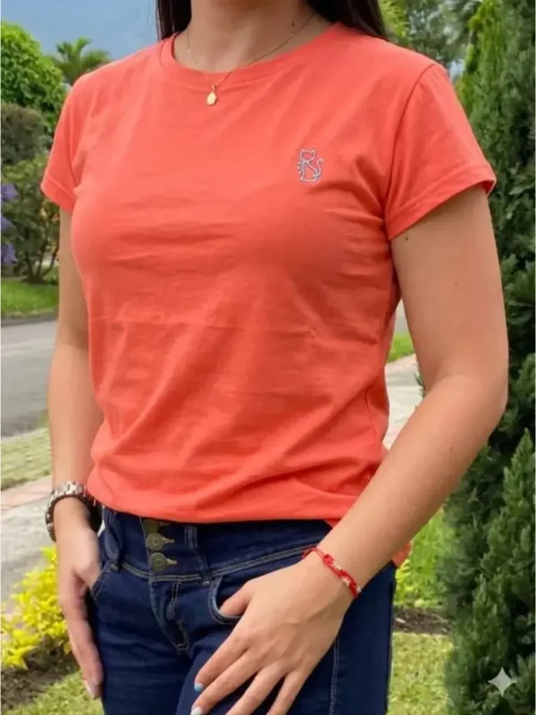 Fotografía de modelo con camiseta Coral MLE4