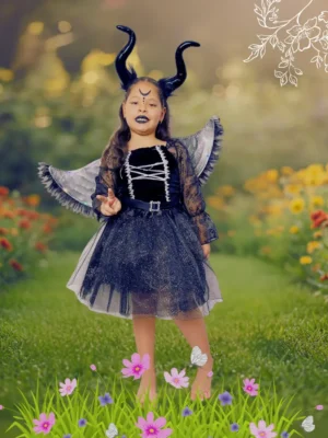 Imagen niña con disfraz de ángel oscuro