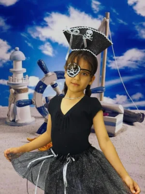 Disfraz_Negro_Pirata_Niña Imagen niña con disfraz del personaje