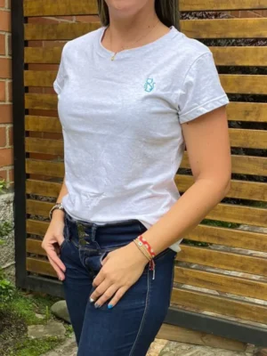 Fotografía de modelo con camiseta MLE4