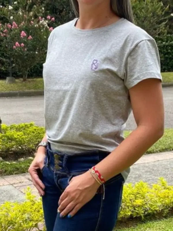 Imagen de modelo con camiseta gris oscuro