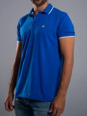 Imagen con hombre modelo camiseta polo