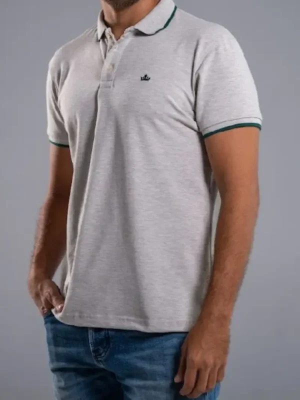 Fotografía de modelo con camiseta polo