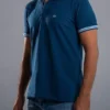 Fotografía de modelo con camiseta polo