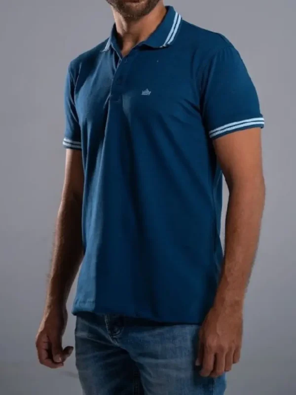 Fotografía de modelo con camiseta polo
