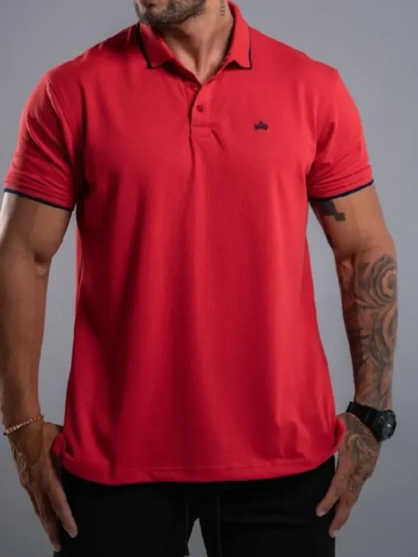 Fotografía de modelo con camiseta polo