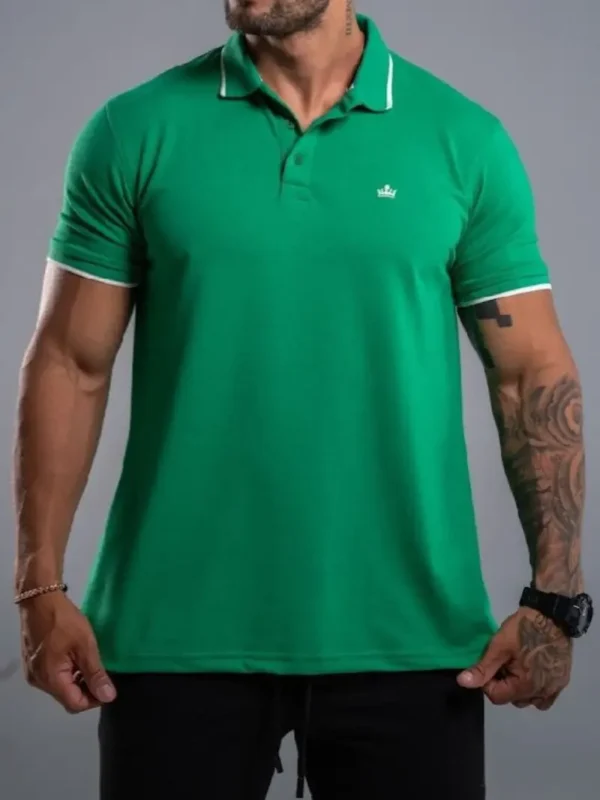 Fotografía de modelo con camiseta polo