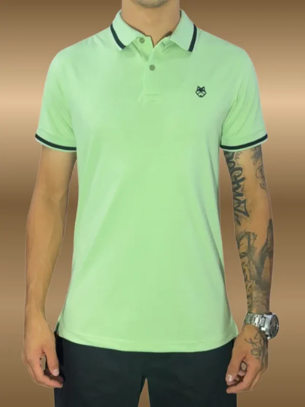 Fotografía de modelo con camiseta polo