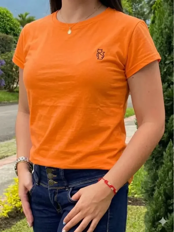 Fotografía de modelo con camiseta Naranja MLE4