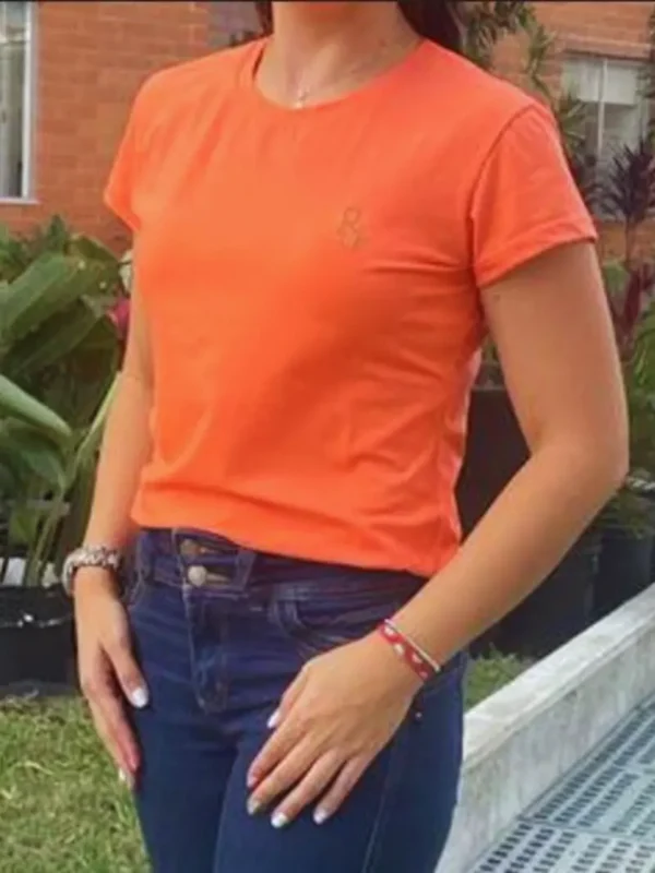 Fotografía de modelo con camiseta MLE4