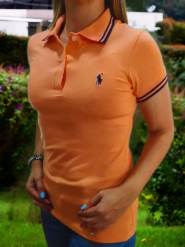 Fotografía de modelo con camiseta Amarilla Ref1