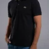 Fotografía de modelo con camiseta Negra Tipo LaCoste