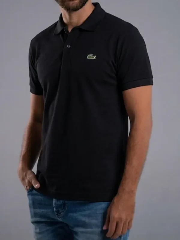 Fotografía de modelo con camiseta Negra Tipo LaCoste