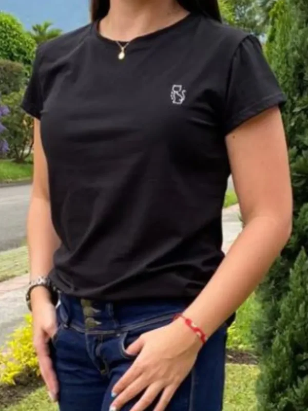 Imagen de modelo con camiseta negra