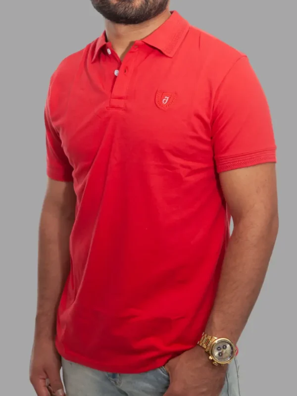 Fotografía de modelo con camiseta polo