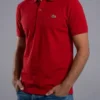 Fotografía de modelo con camiseta Roja Tipo LaCoste