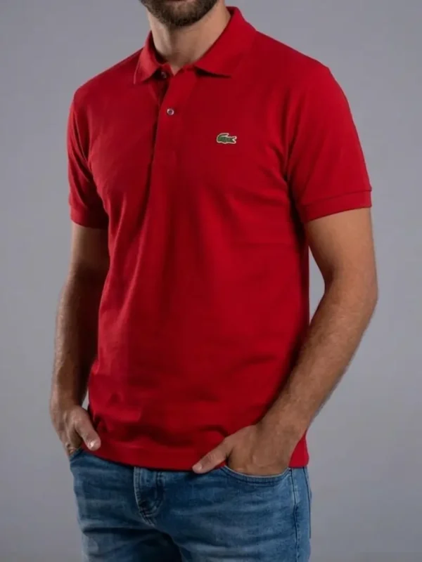 Fotografía de modelo con camiseta Roja Tipo LaCoste