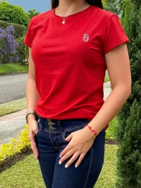 Fotografía de modelo con camiseta MLE4