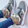 Skecher_Gris Imagen modelo calzado deportivo