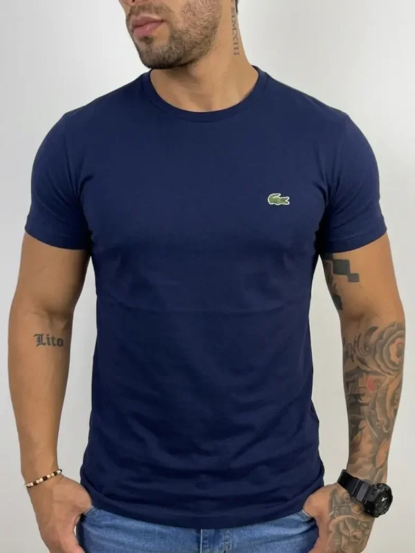 Fotografía de modelo con camiseta tela fría Azul Turqui tipo LaCoste