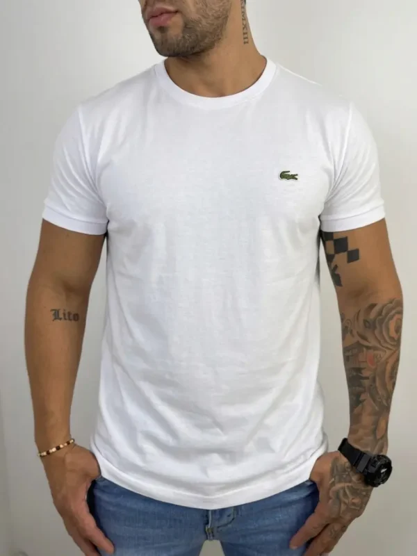 Fotografía de modelo con camiseta tela fría Blanco tipo LaCoste