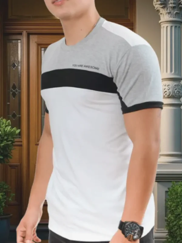 T_Gris_Negro_Blanco Imagen de modelo con camiseta