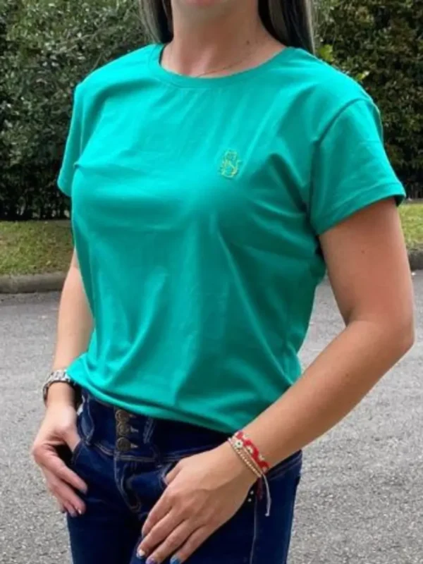 Imagen de modelo con camiseta verde antioquia