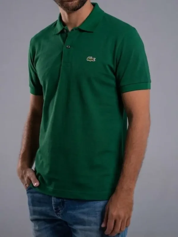 Fotografía de modelo con camiseta Verde tipo LaCoste
