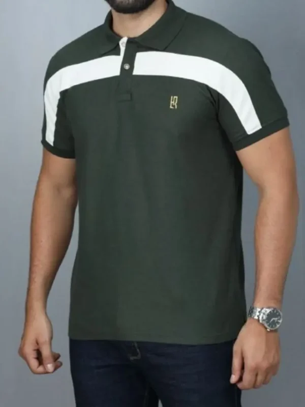 Fotografía de modelo con camiseta polo